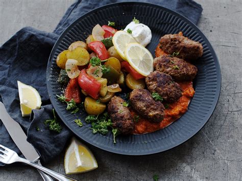 cevqpi|Balkan ćevapi with roasted vegetables .